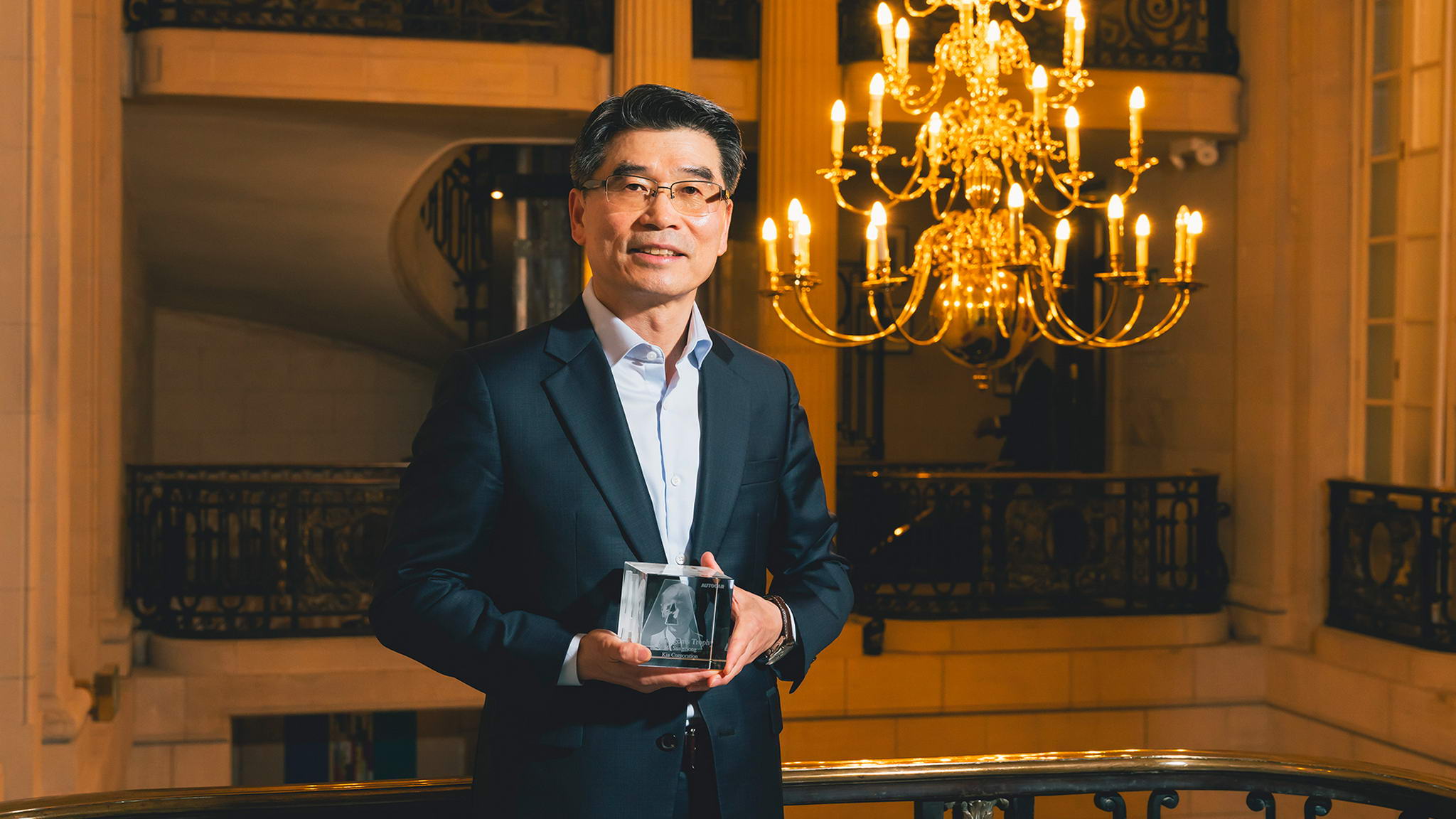 Ho Sung Song, a Kia elnök-vezérigazgatója elismerésben részesült a 2025-ös Autocar Awards díjátadón.