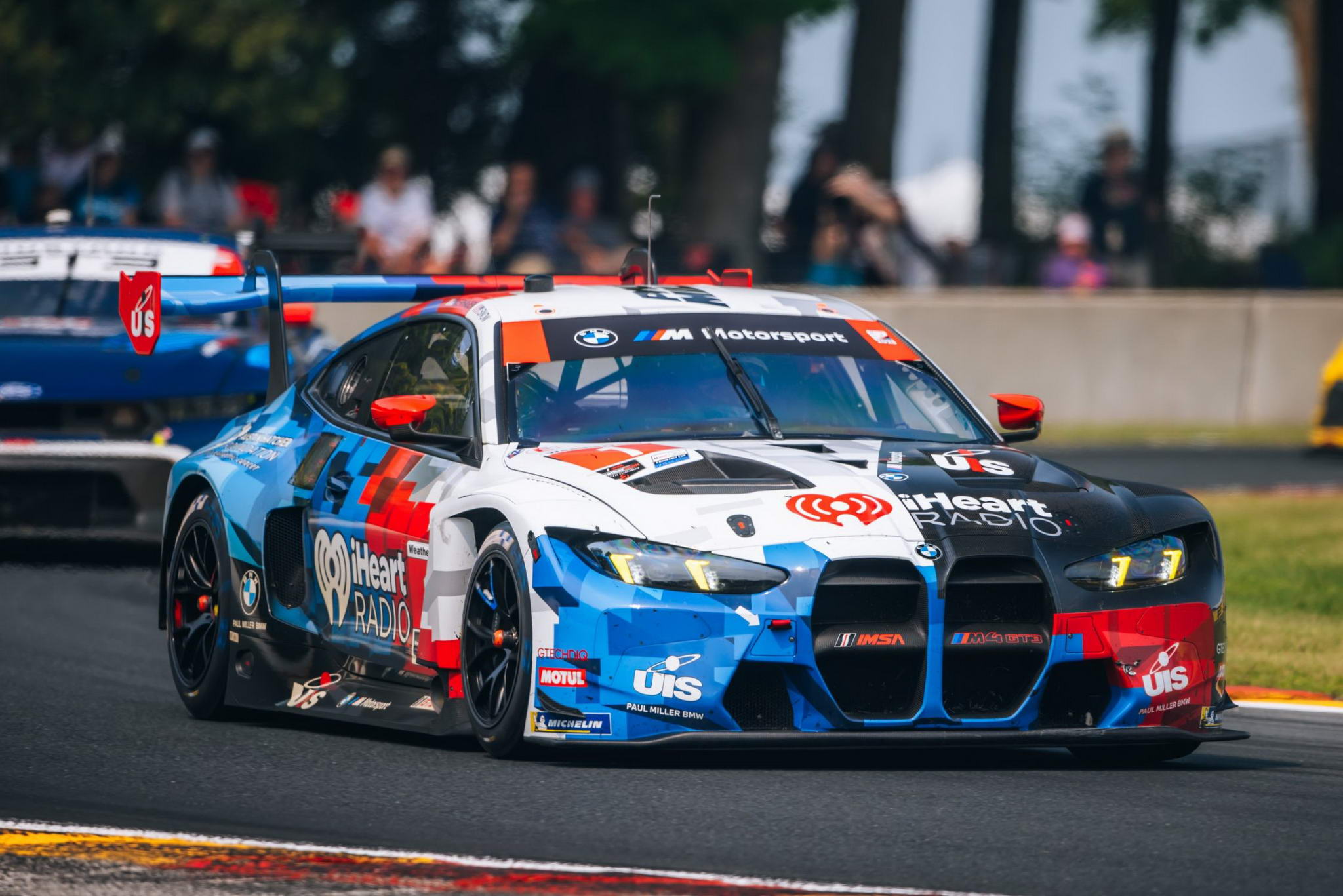 A BMW M egy BMW M HYBRID V8-cal előrébb lépett a Road America versenyen, ami a szezon első IMSA győzelme volt.