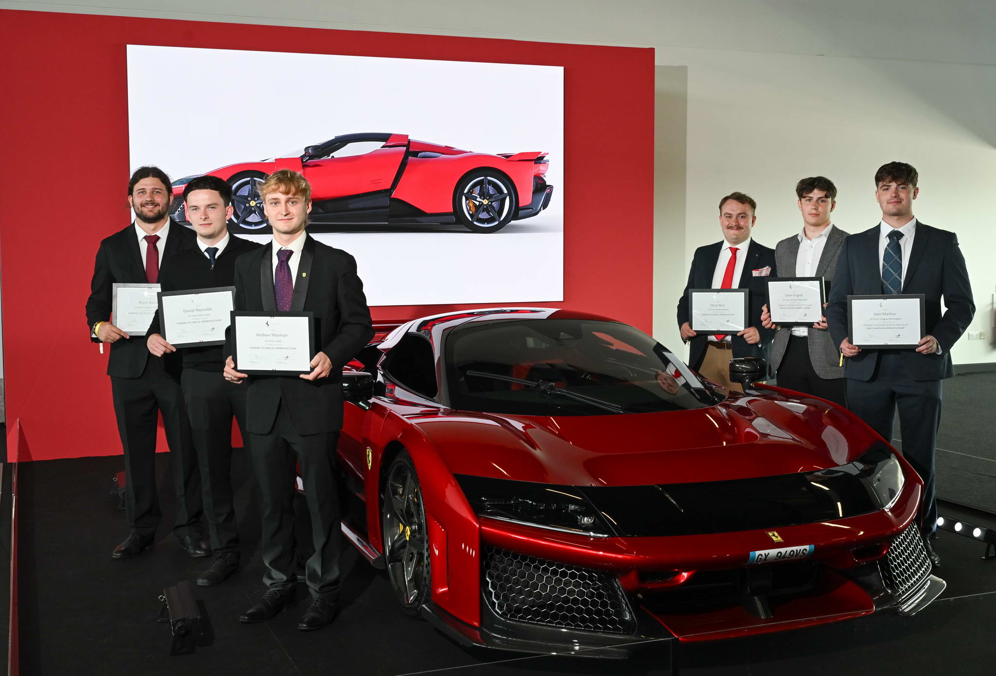 Hat Ferrari-tanonc végzett a Ferrari Challenge Trofeo Pirelli UK Silverstone szezonzáróján tartott ünnepségen.