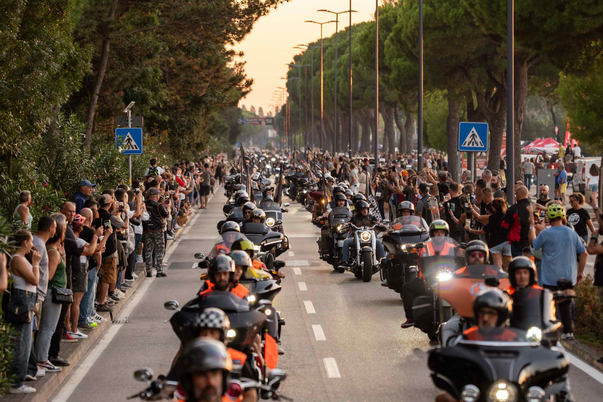 Italian Bike Week 2025: Motorosok özönlöttek Lignanóba, hogy búcsút intsenek a nyárnak, mi is ott voltunk és igen jó kis rendezvény volt!