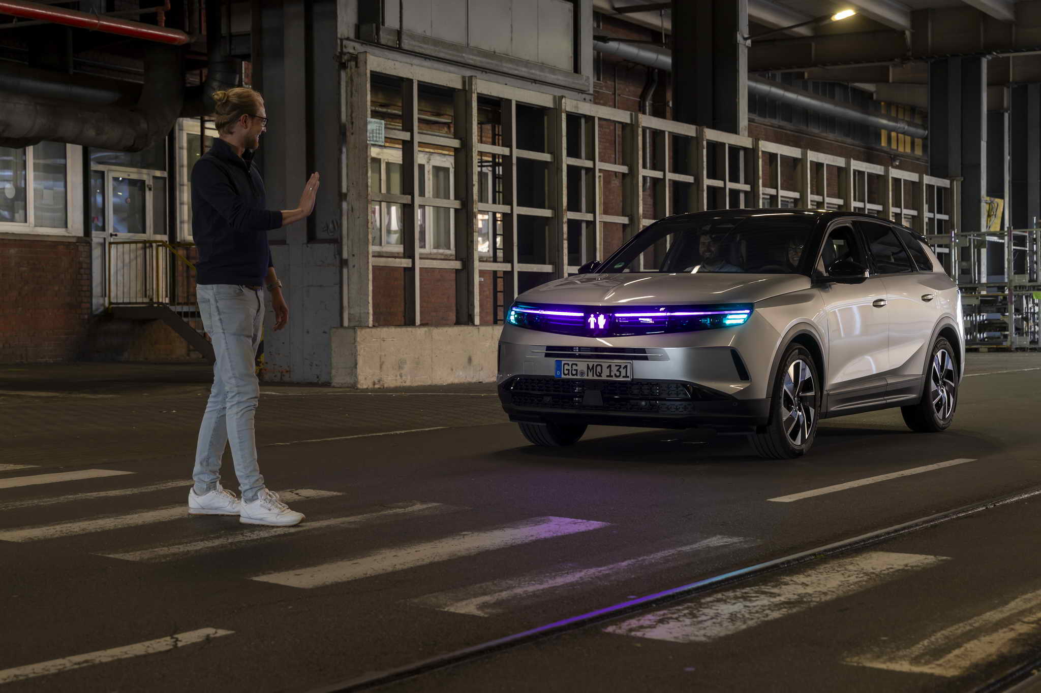 Az Opel mesterséges intelligencia alapú fénykommunikációt mutat be önvezető járművekben