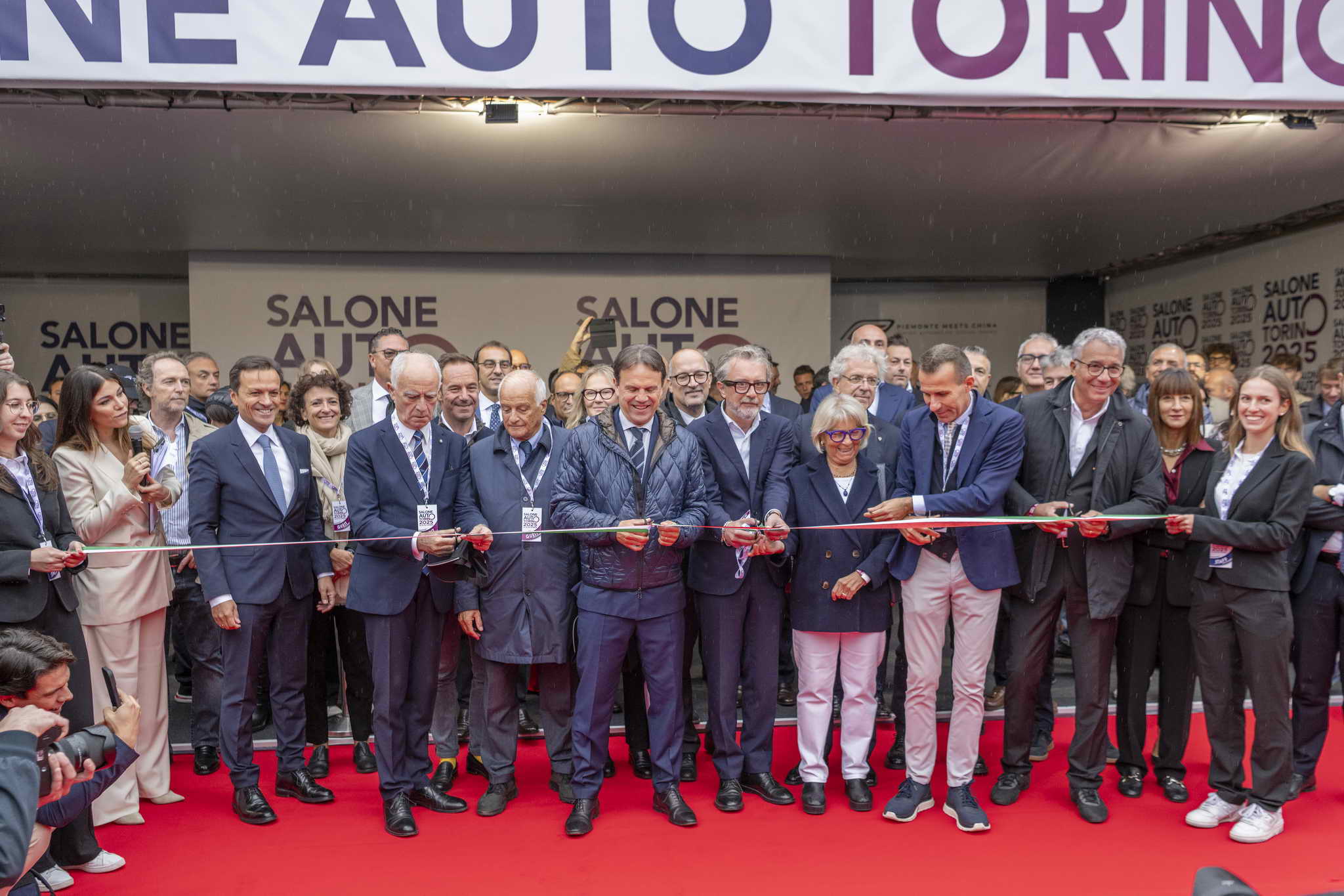 Renault 4: A közismert mítoszból az elektromos ikon. A legenda megújul a 2025-ös Torinói Autószalonon.